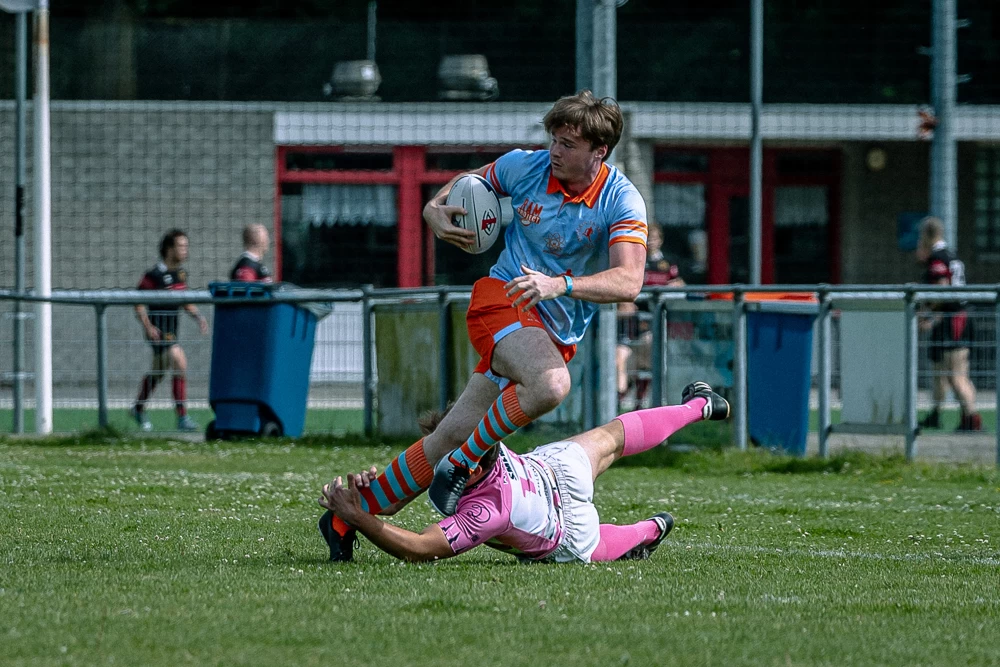 Tometh rugbyspeler rent weg met de bal