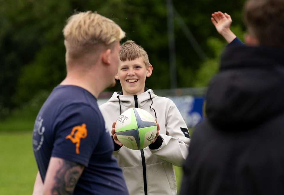 Turn Over Methode schooljongen met bal